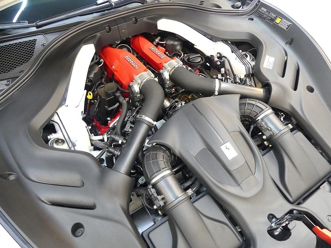 페라리 로마 스파이더 3.9 V8
