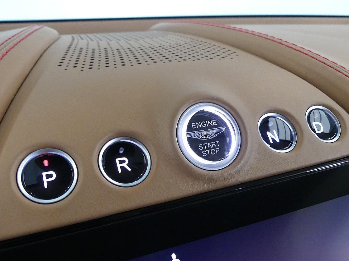 애스턴마틴 DBX 4.0 V8