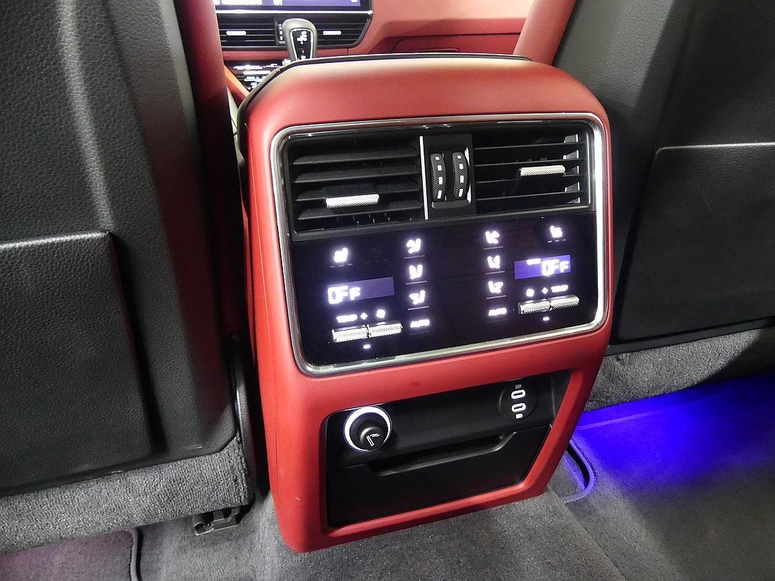 포르쉐 카이엔 3세대 3.0 E-하이브리드 쿠페 플래티넘 에디션