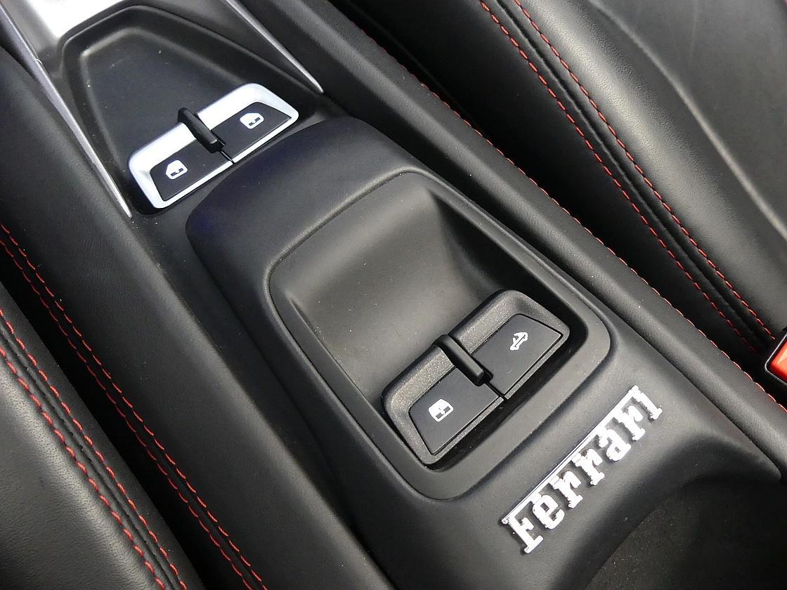 페라리 F8 스파이더 3.9 V8