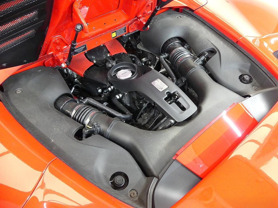 페라리 F8 스파이더 3.9 V8