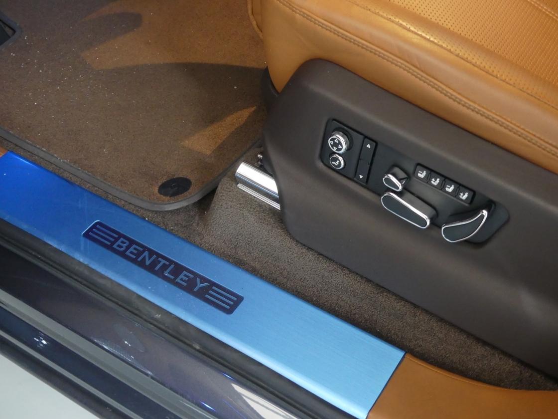 벤틀리 벤테이가 4.0 V8