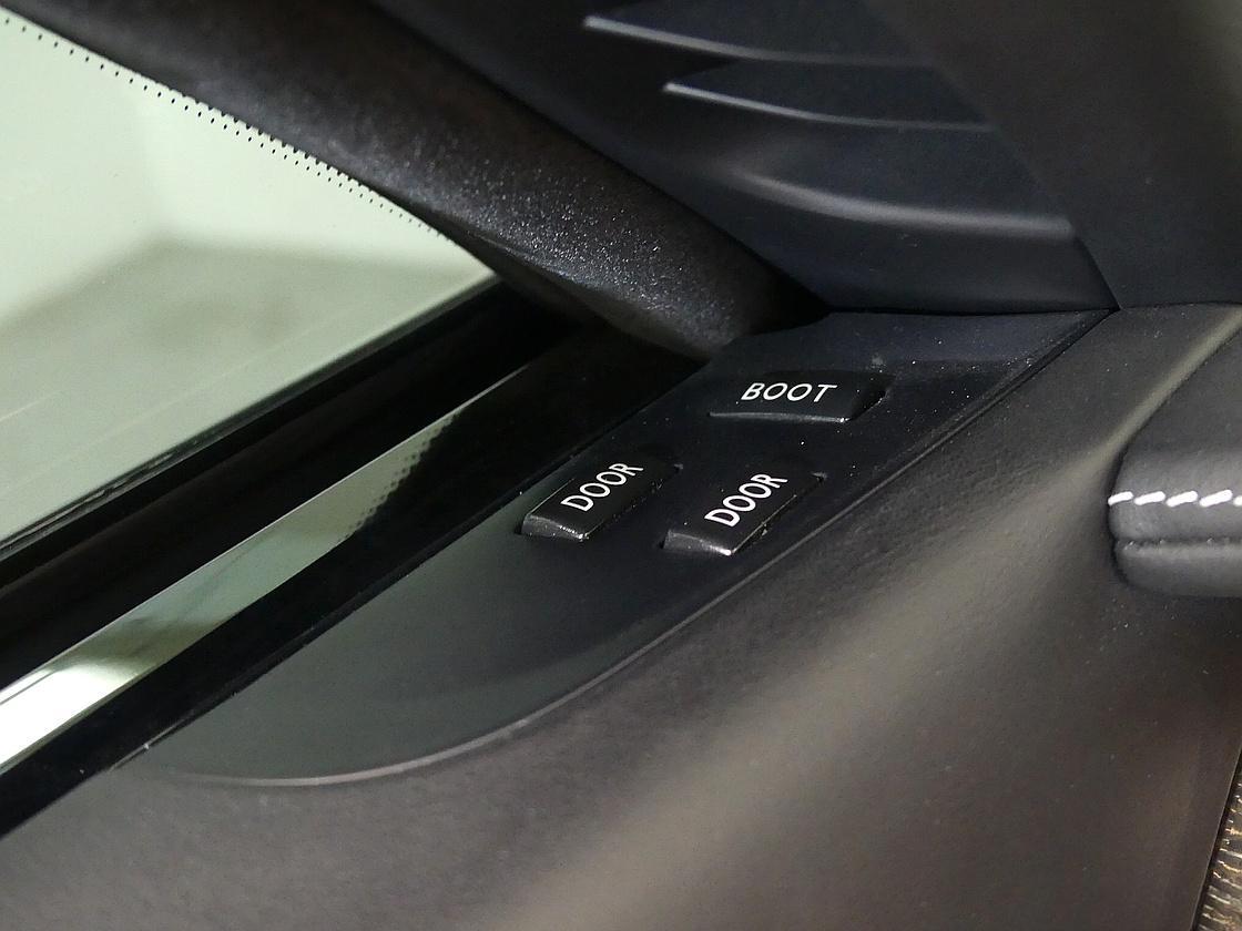 롤스로이스 레이스 6.6 V12 블랙 배지