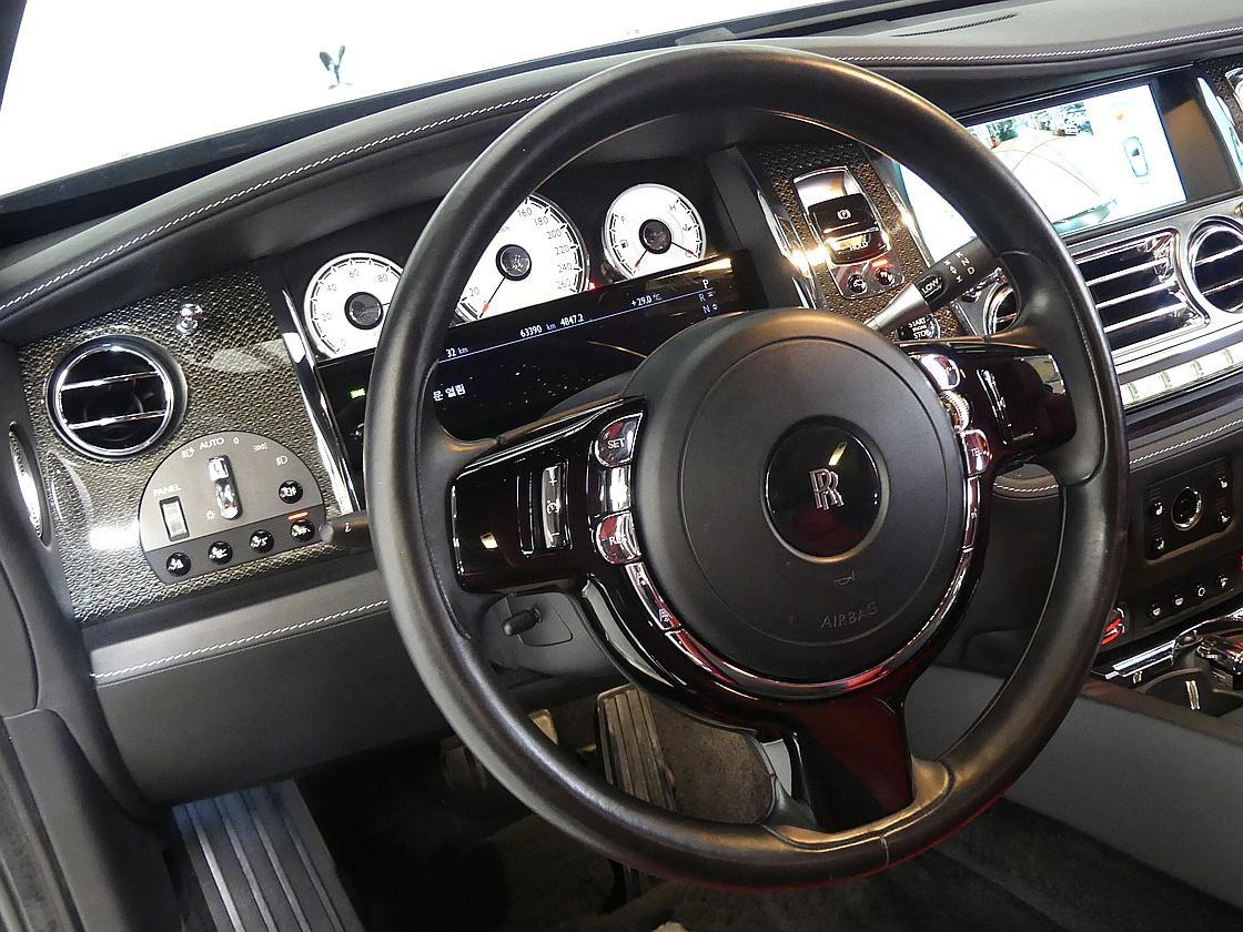 롤스로이스 레이스 6.6 V12 블랙 배지