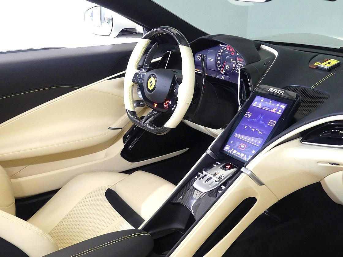 페라리 로마 스파이더 3.9 V8