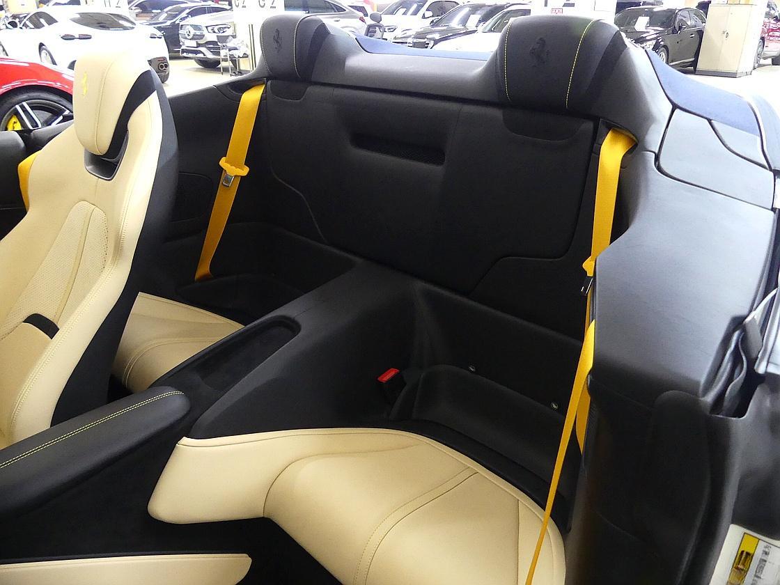 페라리 로마 스파이더 3.9 V8