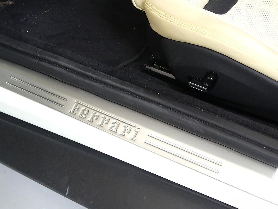 페라리 로마 스파이더 3.9 V8