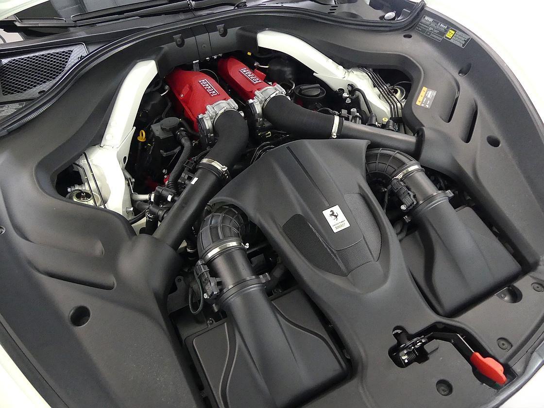 페라리 로마 스파이더 3.9 V8