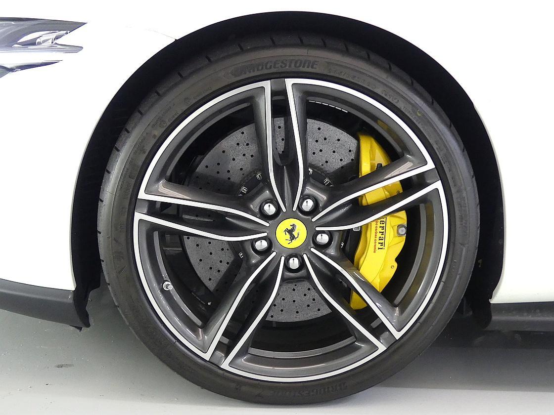 페라리 로마 스파이더 3.9 V8