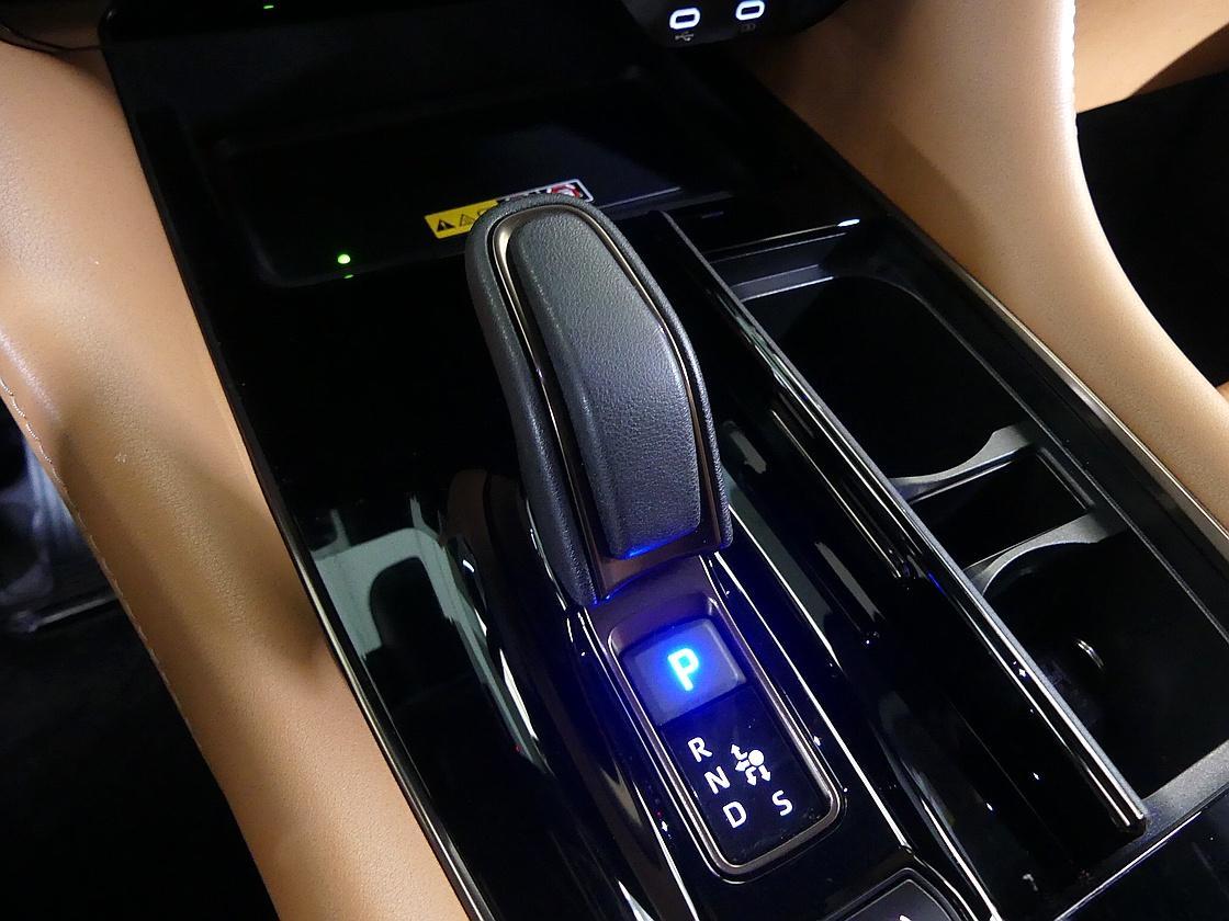 토요타 알파드 2.5 HEV AWD