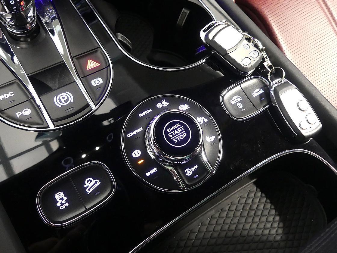 벤틀리 벤테이가 4.0 V8