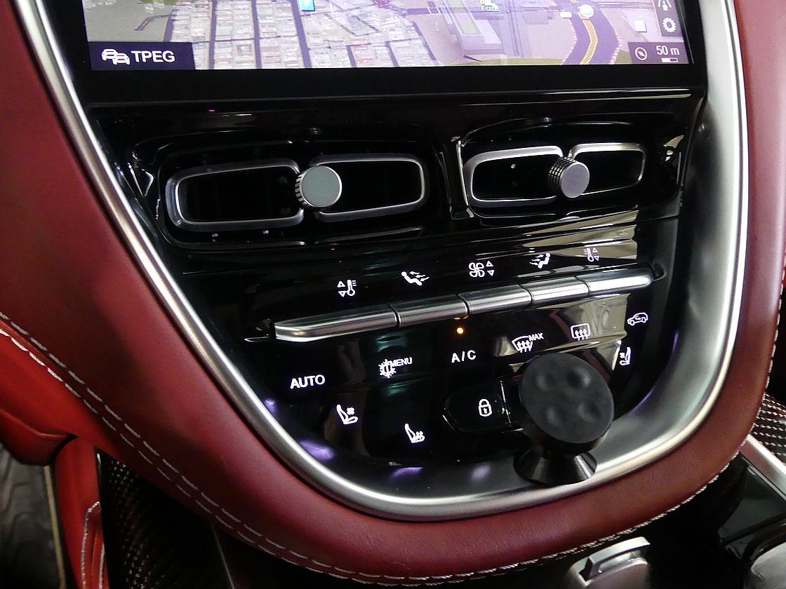 애스턴마틴 DBX 4.0 V8